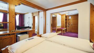 Junior Suite | In-room safe, desk, soundproofing, free WiFi