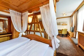 Caja de seguridad en la habitación y escritorio