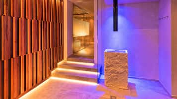 Salas de tratamiento para parejas, sauna y tina de hidromasaje