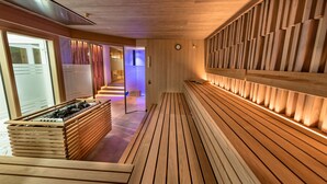 Een moderne sauna met houten banken en een wandgemonteerde verwarming.