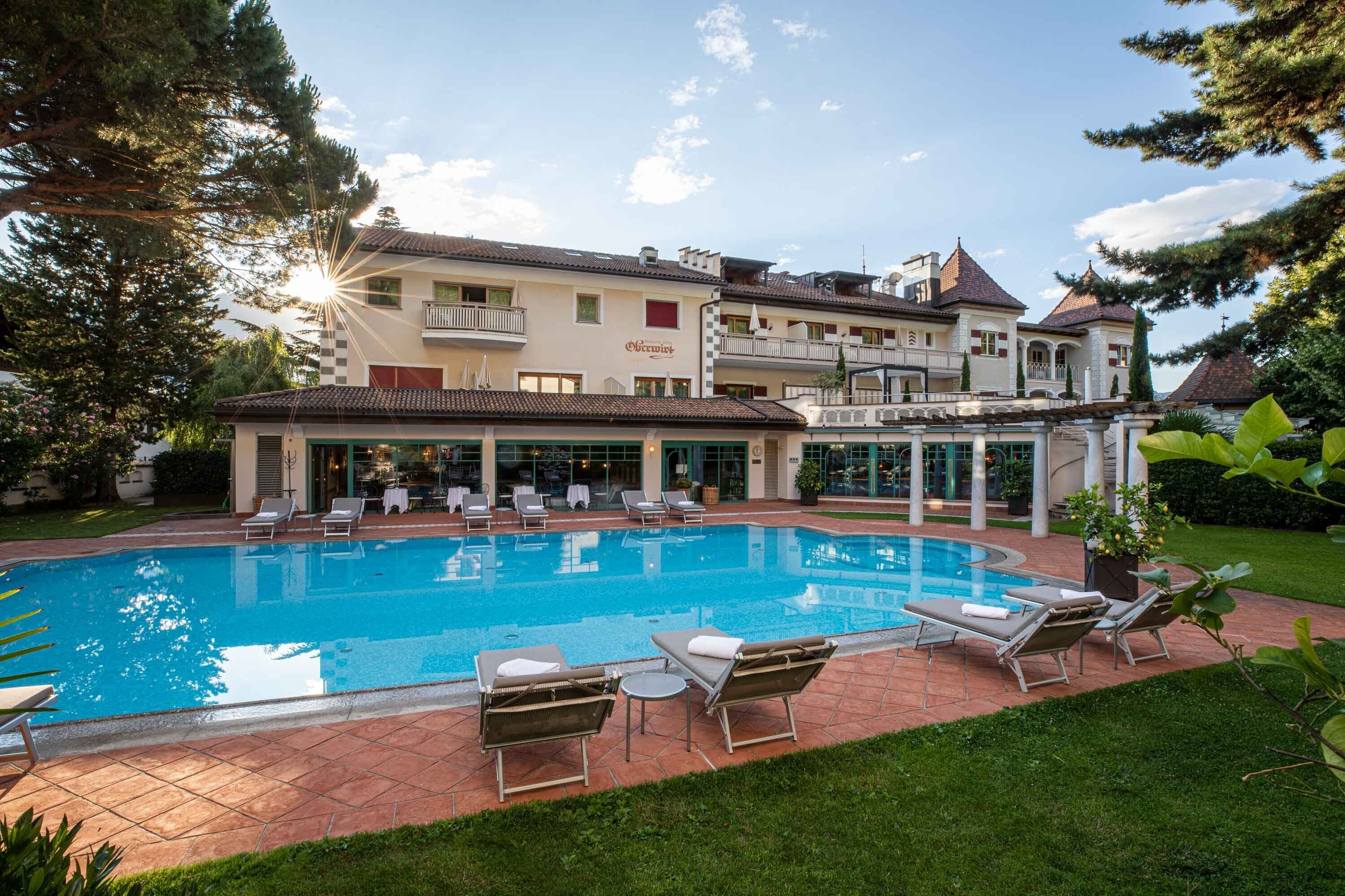 Piscina interna, piscina externa, espreguiçadeiras