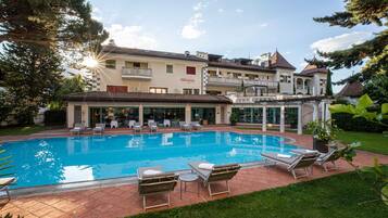 Piscina interna, piscina externa, espreguiçadeiras