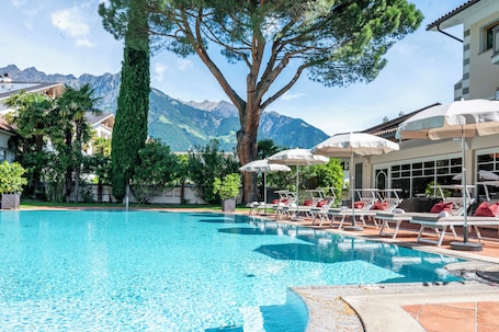 Indoor pool, outdoor pool, sun loungers. Romantik Hotel Oberwirt