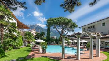 Piscine couverte, piscine extérieure, chaises longues