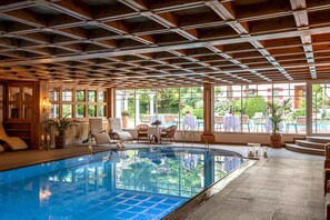 Piscine couverte, piscine extérieure, chaises longues