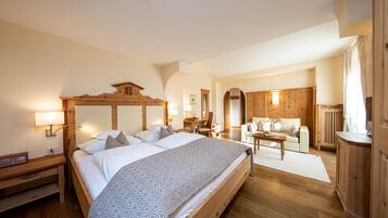 Quarto casal superior | Roupas de cama antialérgicas, edredons de pluma, frigobar