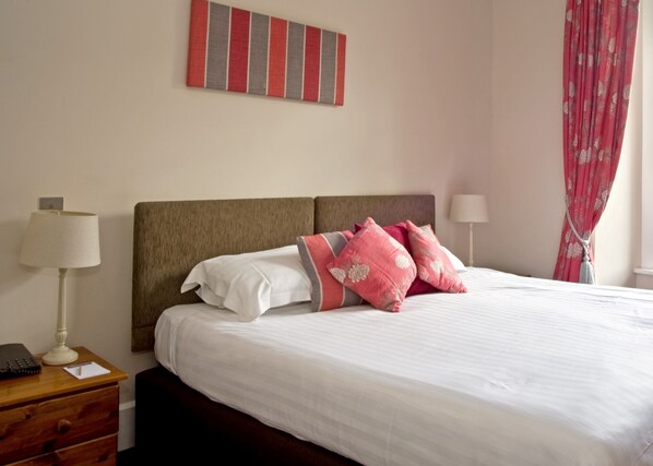 Literie de qualité, décor unique, ameublement unique, bureau