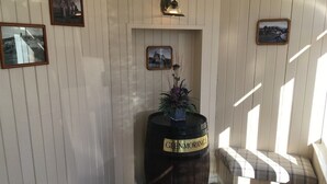 Een hoekzaal met een houten vat met de tekst 