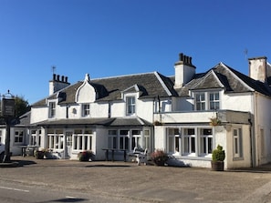 A white building with multiple windows and a sign that reads "Novar Arms Hotel". - Novar Arms Hotel (Dingwall)