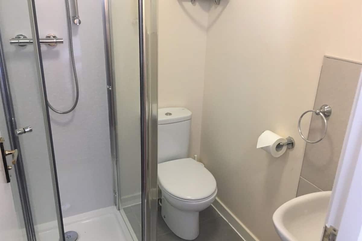 standard single room, ensuite | bathroom