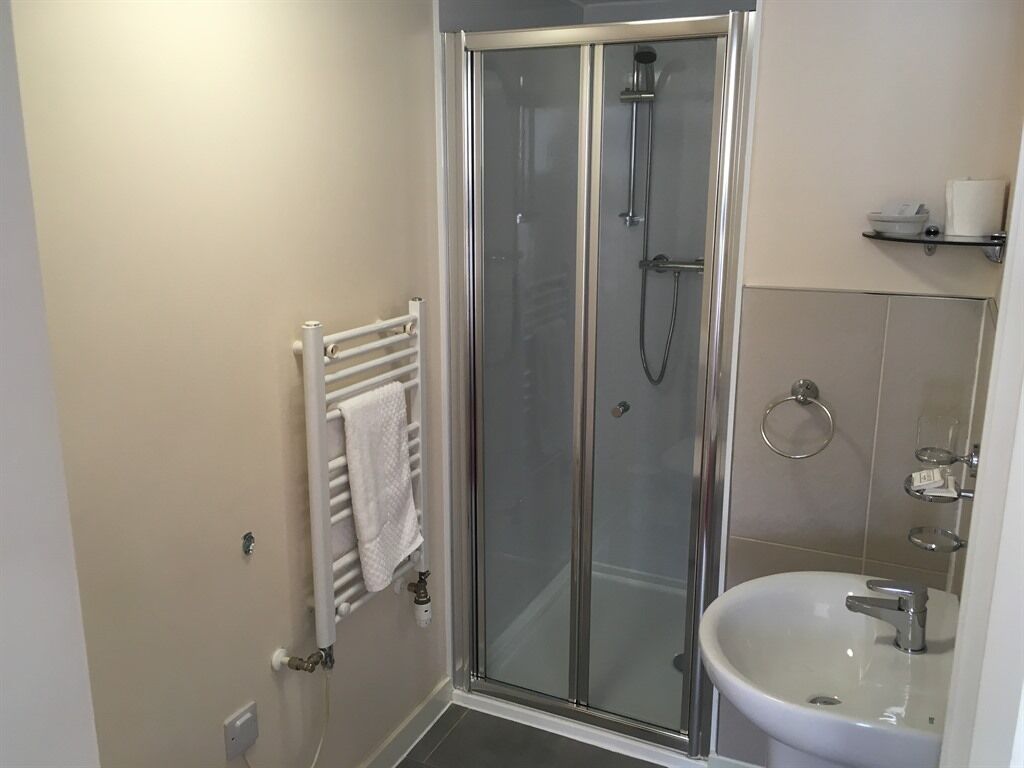 standard twin room, ensuite | bathroom