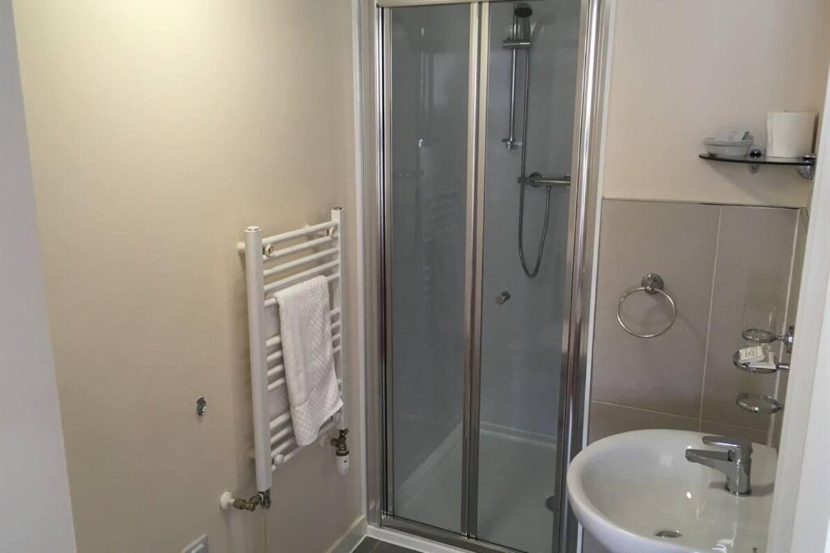 standard twin room, ensuite | bathroom