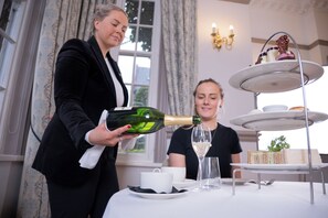 S'hi serveixen dinars i sopars