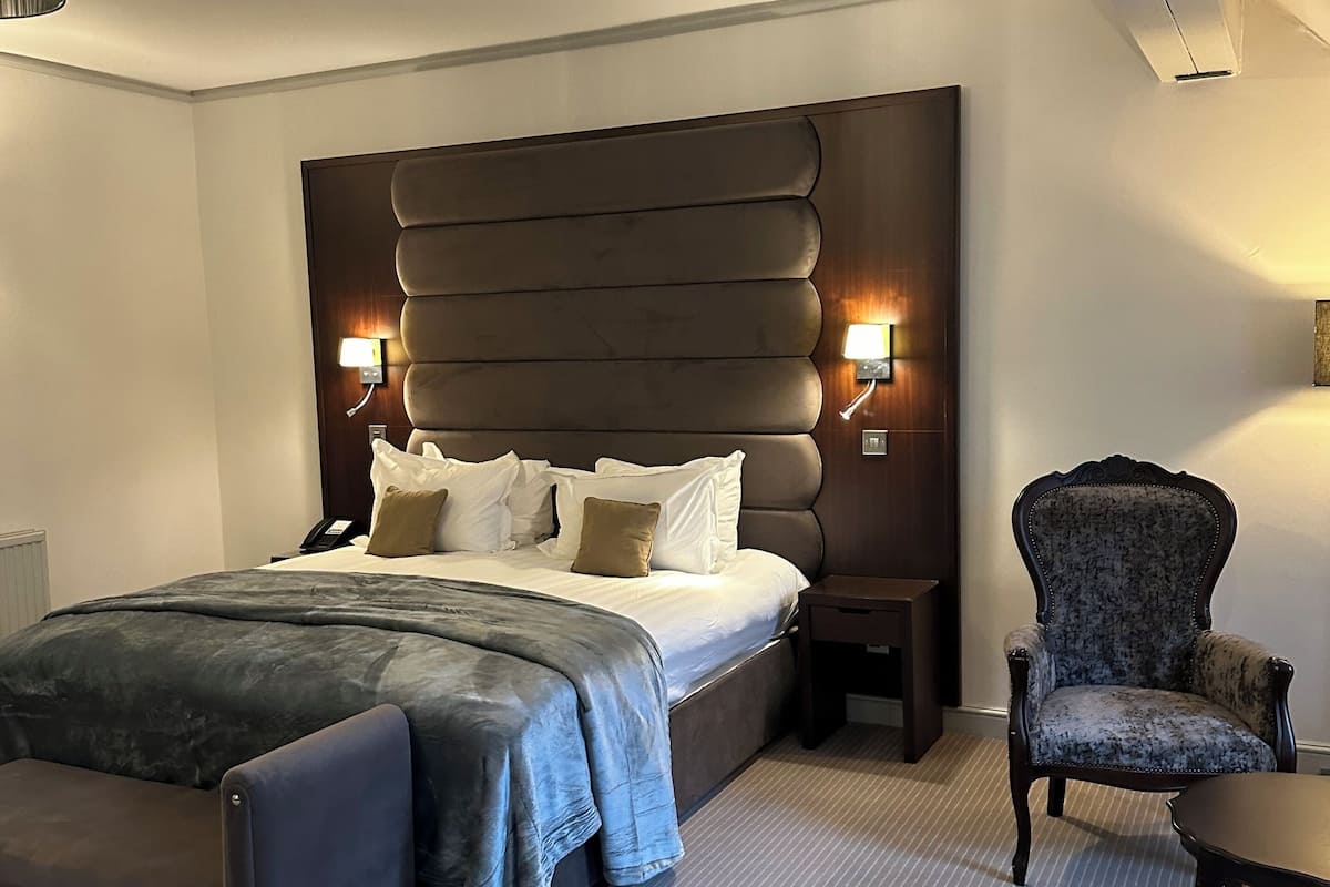 deluxe double room | in-room safe, iron/ironing board, cots/infant beds, rollaway beds