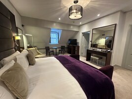 Junior Suite | In-room safe, iron/ironing board, cribs/infant beds, rollaway beds