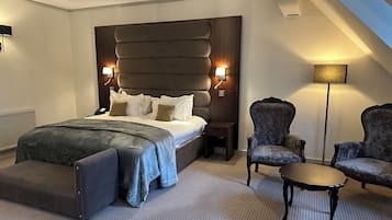 Junior Suite | In-room safe, iron/ironing board, cots/infant beds, rollaway beds