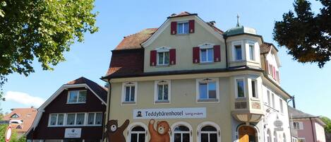 A building with a sign reading "Teddybarenhotel" and bears painted on the facade.