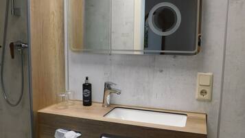 Comfort Single Room | Bathroom | Shower, free toiletries, hair dryer, towels
