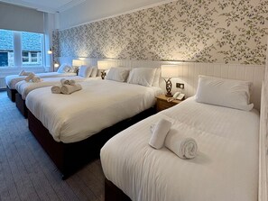 Habitación familiar | Escritorio, cortinas opacas, tabla de planchar con plancha y wifi gratis