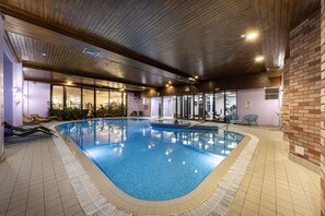 屋内プール、営業時間 7:30 ～ 20:30、サンラウンジャー