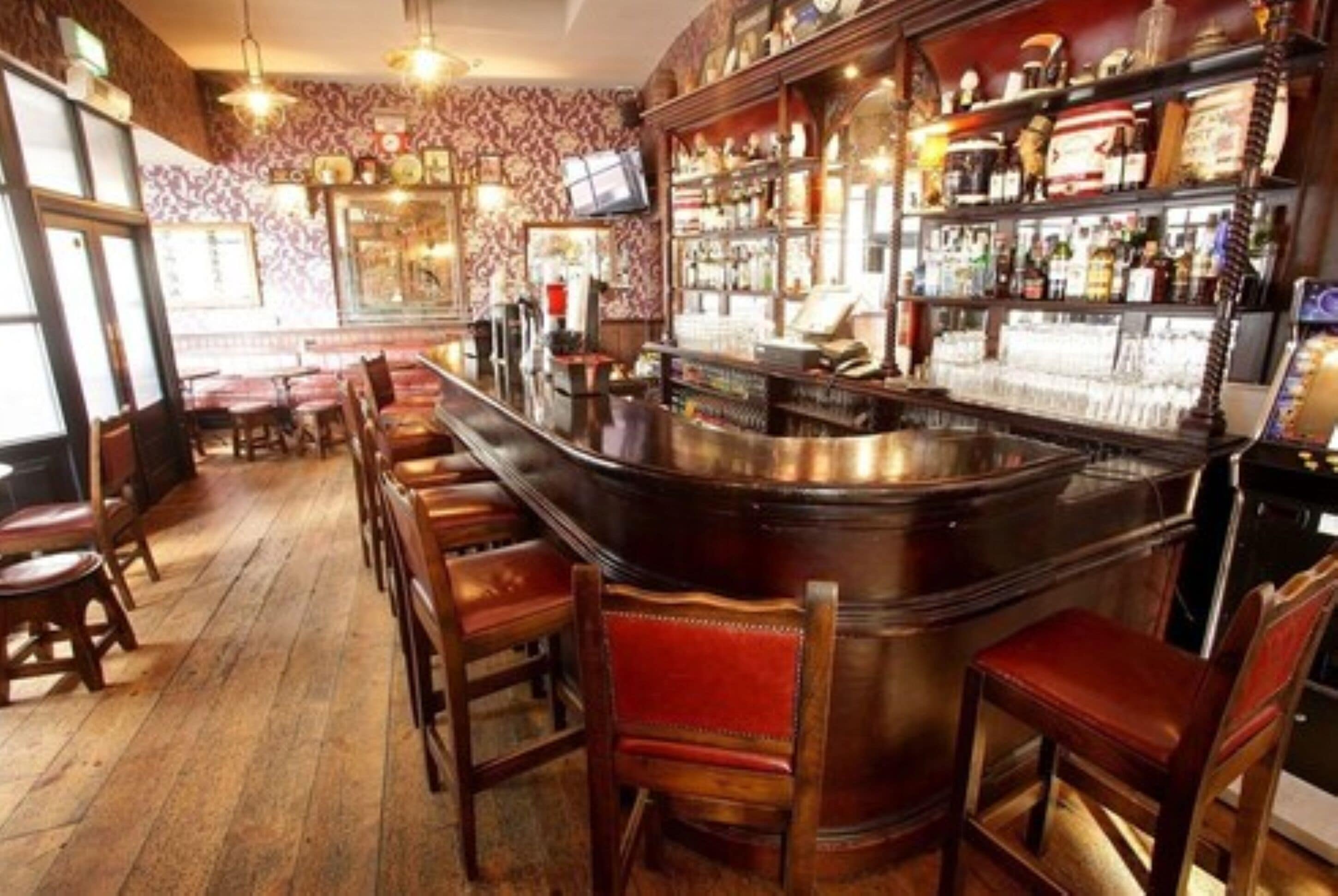 serves lunch and dinner