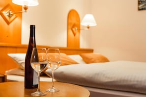 Chambre Double Classique, 1 chambre, non-fumeurs | Coffres-forts dans les chambres, ameublement personnalisé