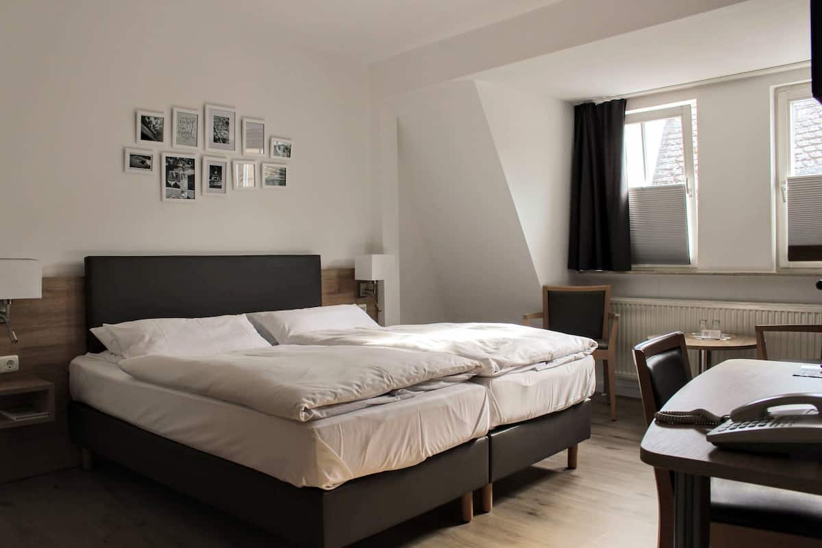 Comfort Double or Twin Room, 1 Bedroom, Non Smoking | In-room safe, individually furnished, blackout drapes, soundproofing