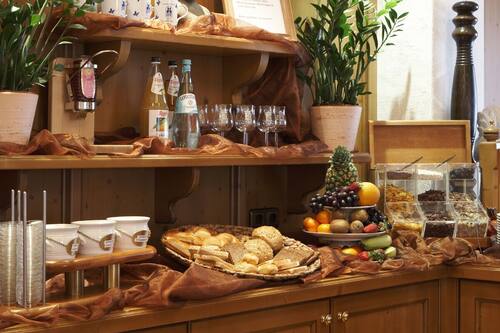Se ofrece un desayuno bufé todos los días (por un coste adicional)
