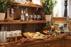 Café da manhã com buffet diário (EUR 18.90 por pessoa) 