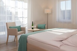 Comfort Triple Room, 1 Bedroom, Non Smoking | In-room safe, individually furnished, blackout drapes, soundproofing - Hotel Zum Baeren (Ruedesheim am Rhein)