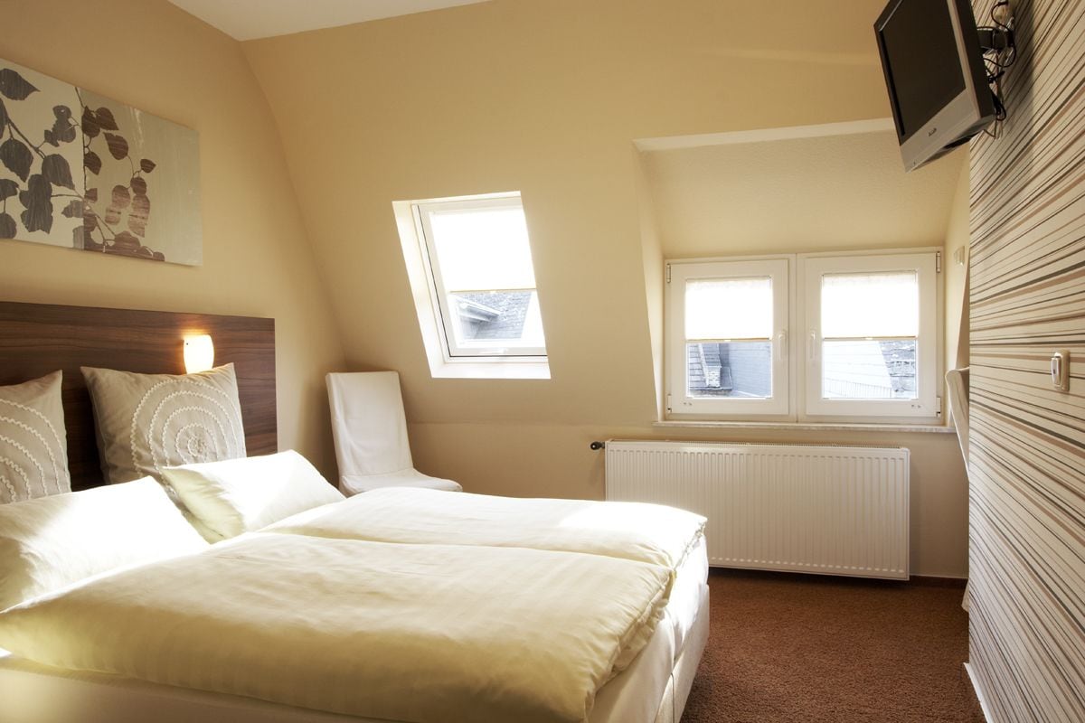 comfort single room, 1 bedroom, non smoking | in-room safe, individually furnished, blackout curtains, soundproofing