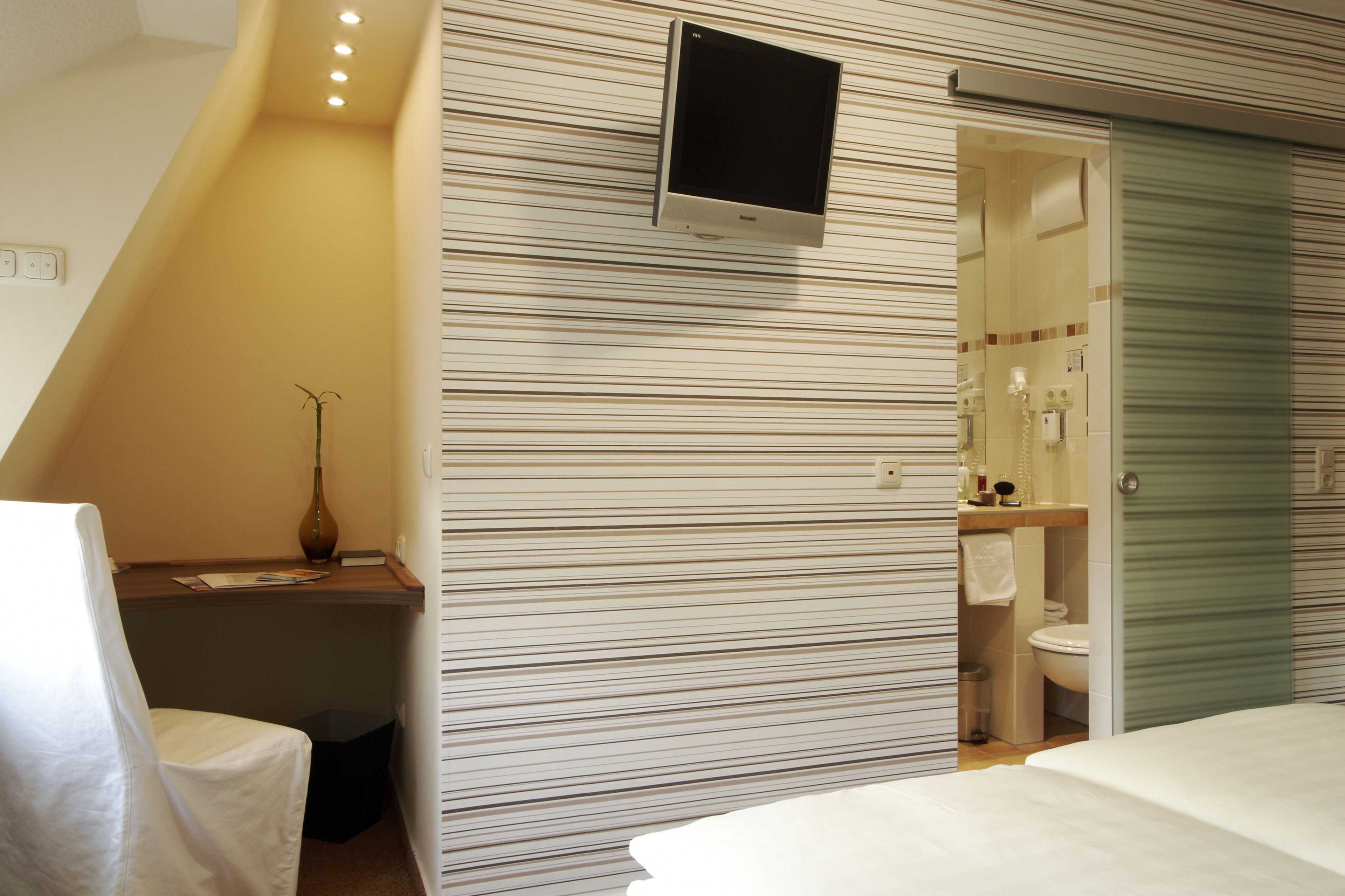 comfort single room, 1 bedroom, non smoking | in-room safe, individually furnished, blackout curtains, soundproofing