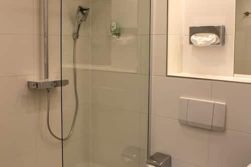 Habitación Confort con 1 cama doble o 2 individuales, 1 habitación, no fumadores | Baño | Artículos de higiene personal gratuitos, secador de pelo y toallas