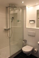 Quarto casal ou duplo conforto, 1 quarto, para não fumantes | Banheiro | Produtos de toalete grátis, secador de cabelo, toalhas de banho 