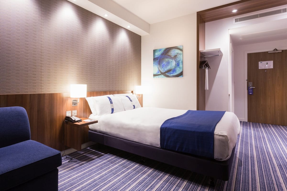 Desk, travel crib, free WiFi, bed sheets