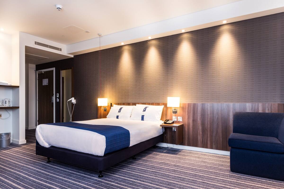 1 bedroom, desk, travel cot, free wifi