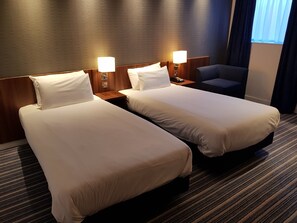 Een bureau, reisbedje, gratis wifi, beddengoed