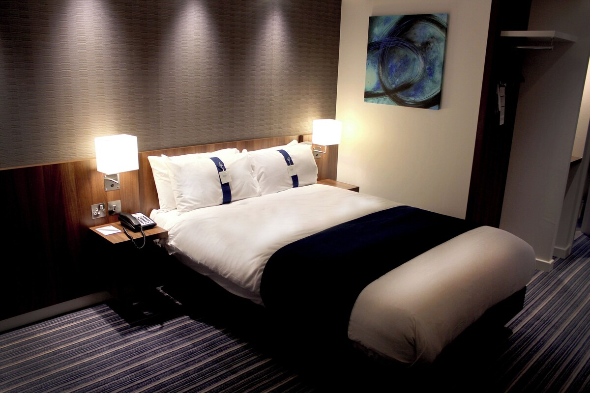 Standard Room, 1 Double Bed | Desk, travel crib, WiFi (free), bed sheets