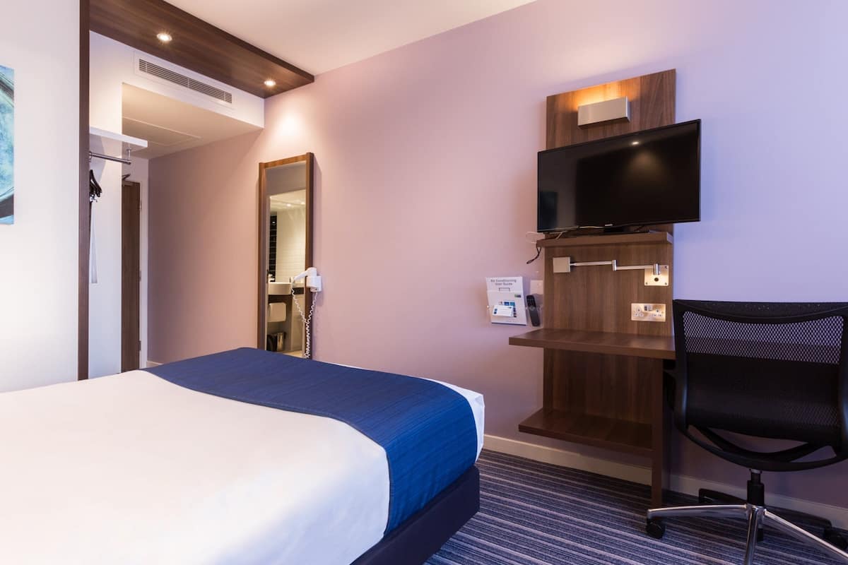 Standard Room, 1 Double Bed, Accessible | Desk, travel crib, free WiFi, bed sheets