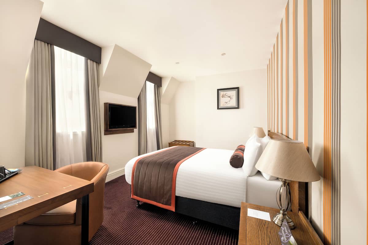 Standard Room, 1 King Bed | Hypo-allergenic bedding, pillowtop beds, desk, laptop workspace