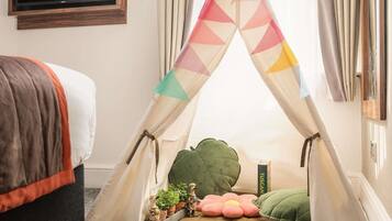 Family Room, 1 Double Bed with Sofa bed | Hypo-allergenic bedding, pillow-top beds, desk, laptop workspace
