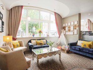 Breakfast and dinner served