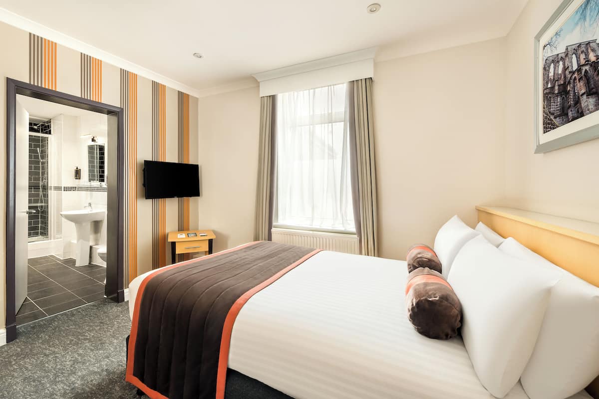 Classic Room, 1 Double Bed | Hypo-allergenic bedding, pillowtop beds, desk, laptop workspace