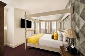 Junior Suite, 1 Double Bed with Sofa bed | Hypo-allergenic bedding, pillowtop beds, desk, laptop workspace