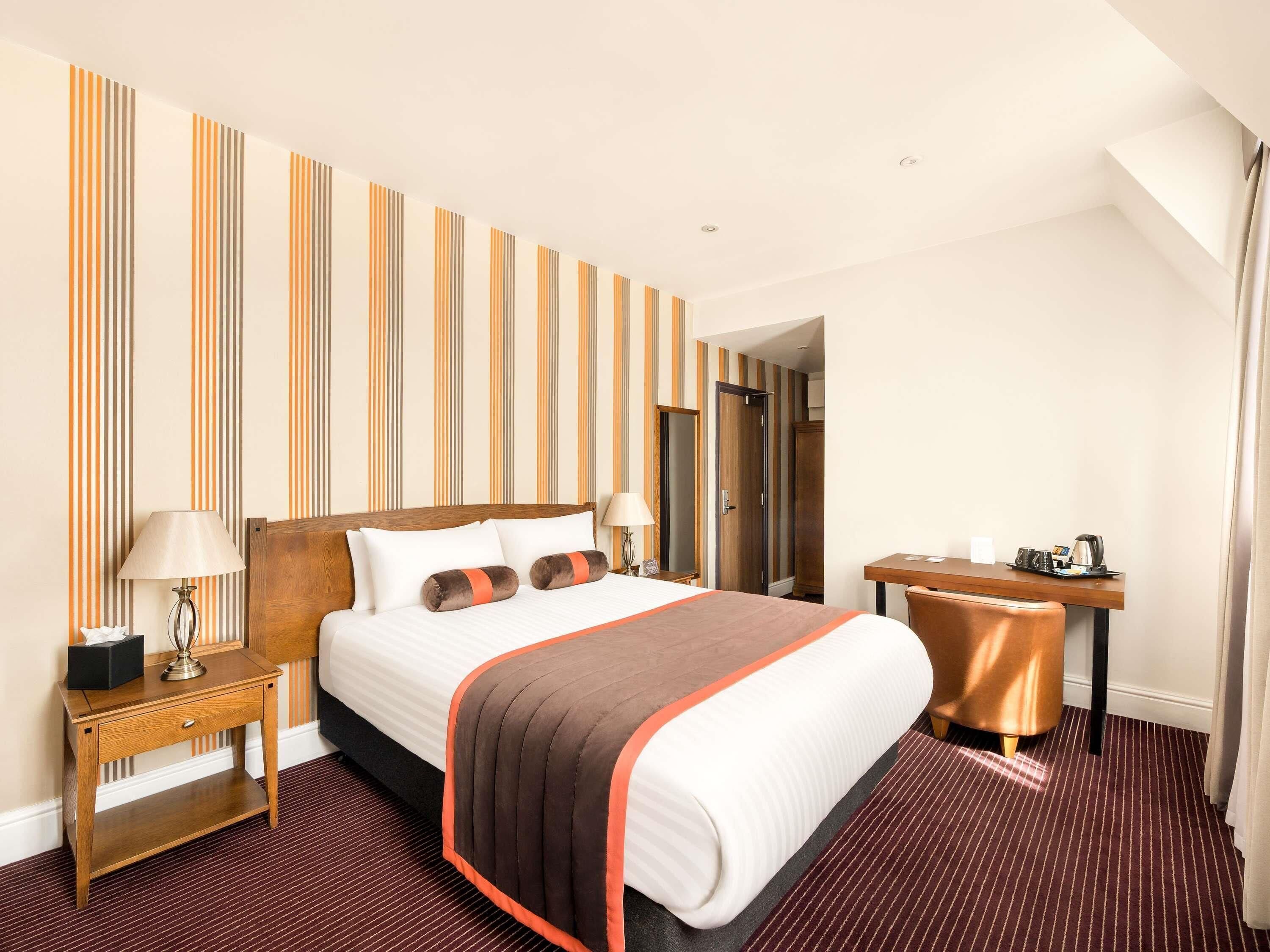 Standard Room, 1 King Bed | Hypo-allergenic bedding, pillow-top beds, desk, laptop workspace