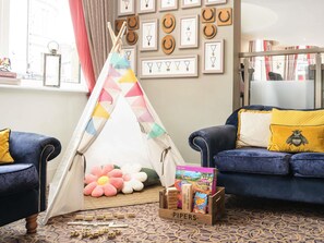 Breakfast and dinner served