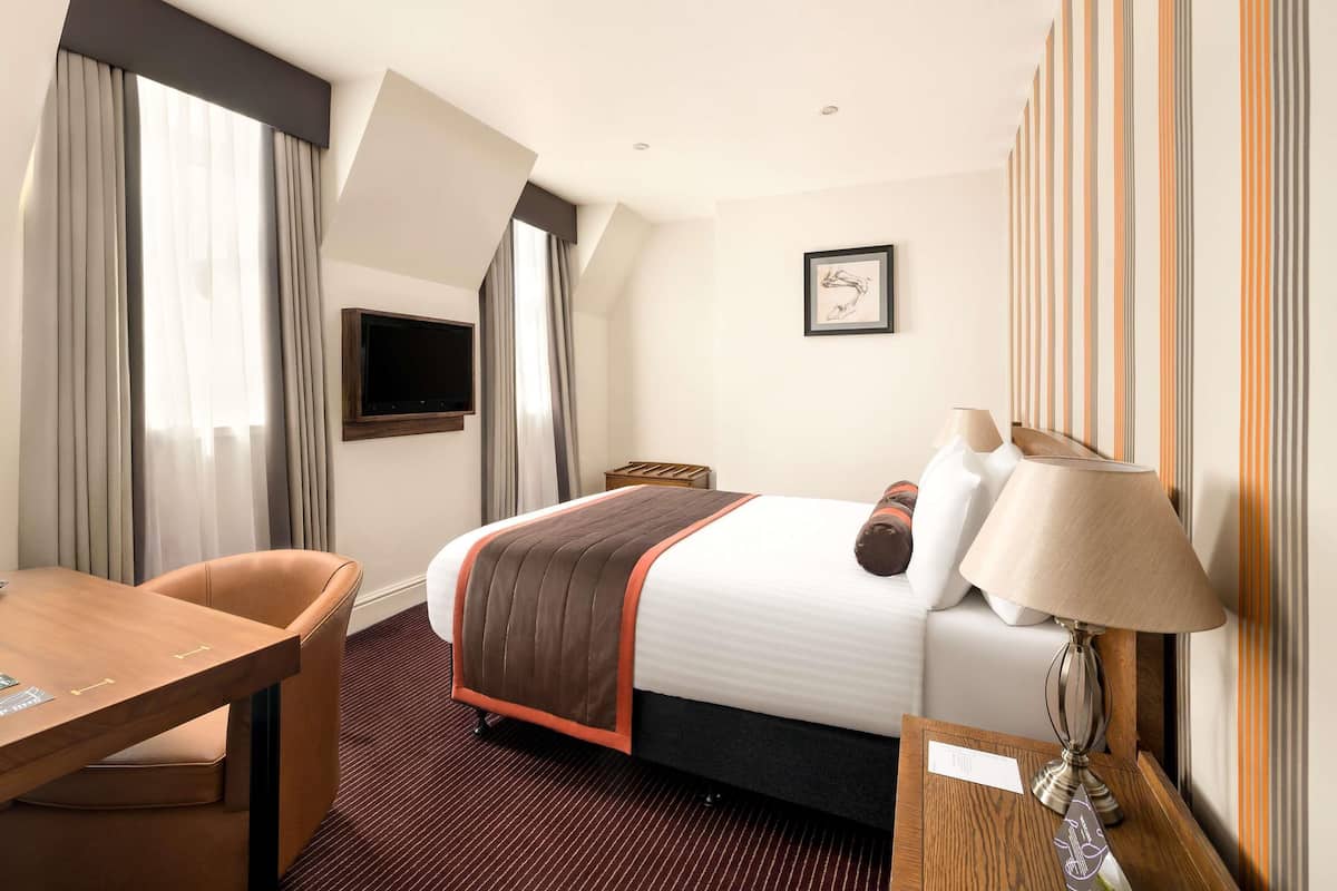 Standard Room, 1 King Bed | Hypo-allergenic bedding, pillowtop beds, desk, laptop workspace