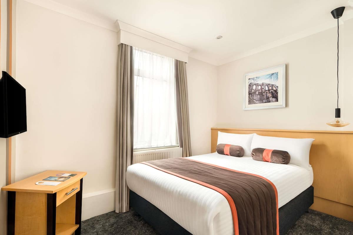 Classic Room, 1 Double Bed | Hypo-allergenic bedding, pillowtop beds, desk, laptop workspace