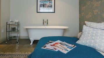 Habitación Grand | Zona de estar | Smart TV de 32 pulgadas con canales digitales, una televisión