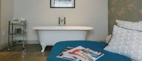 Grand Room | Living area | 32-inch Smart TV with digital channels, TV